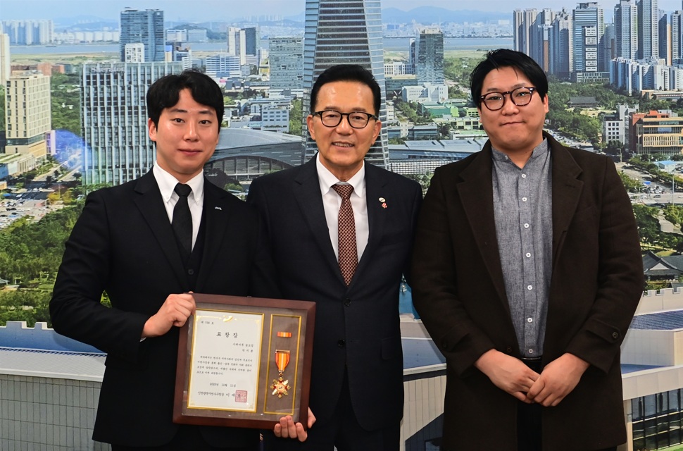 연수구는 지난 11일 출산과 양육 친화적 사회 분위기 조성에 이바지한 다자녀 모범가정 2가족과 아이돌보미 1명 임산부 무료 음식 제공 식당 1곳에 2025년 저출산 극복 유공자 표창장을 수여했다